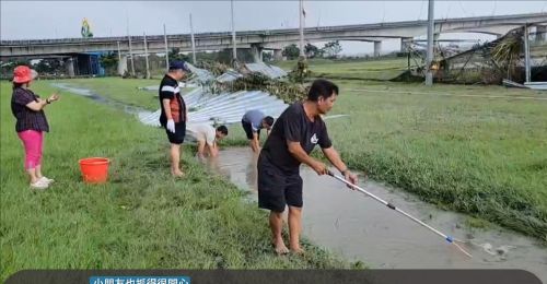 水退了！屏東河濱公園湧現抓魚人潮　有民眾抓三大袋魚回家
