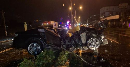 颱風夜恐怖事故！疑雨天路滑兩車相撞車全毀