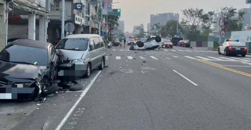 高雄前鎮轎車突逆向擦撞大客車　波及路旁3車後四輪朝天