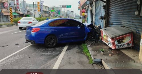 屏東枋寮轎車左轉與直行車側撞　波及一旁未營業店面