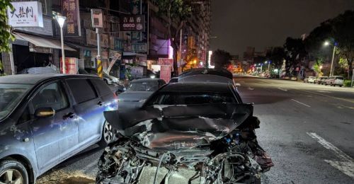 短訊》高雄小港凌晨追撞事故 車頭變形、駕駛輕傷未送醫