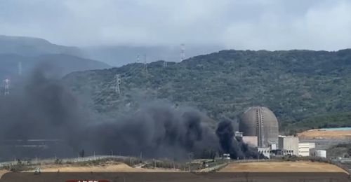 屏東核三廠冒黑煙！消防12車急馳現場 疑施工不慎引發火警