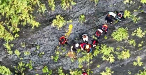 屏東霧台迴旋谷溪水暴漲　9人受困河床高處驚險獲救