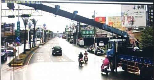 影》屏東潮州貨車鋼筋掉落！駕駛路邊吊掛回車上　未報案警方將追究