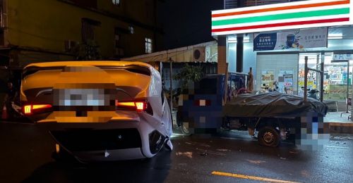 屏東市歸仁路小貨車停車道　汽車撞擊翻覆駕駛送醫