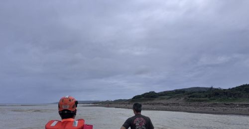 屏東滿州佳樂水遊客下水撿石頭　不明原因失聯、現場搜救中