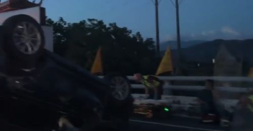快訊》屏東枋寮北返路段轎車自撞翻覆　交通一度壅塞、3人送醫