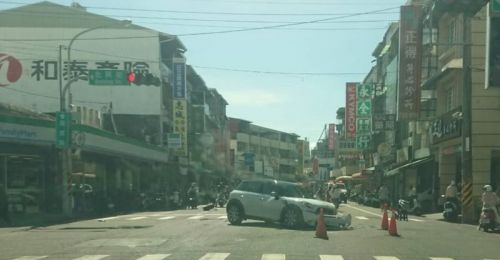 快訊》屏東市廣東路口事故！疑逆向超車撞轉彎車　駕駛2人送醫