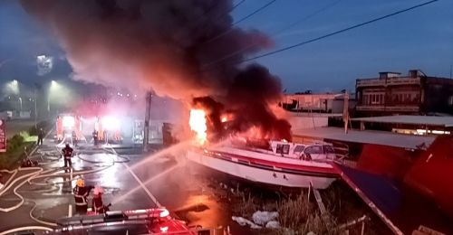 快訊》屏東新園遊艇停放路邊起火！黑煙竄天、出動怪手協助