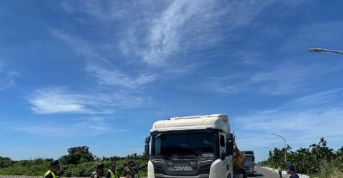 強力取締違規砂石車！里港警方大執法 日派22警力設點攔查