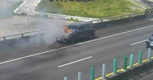 快訊》國道3號長治段車輛起火！車頭冒火光停靠路肩、車內人員平安