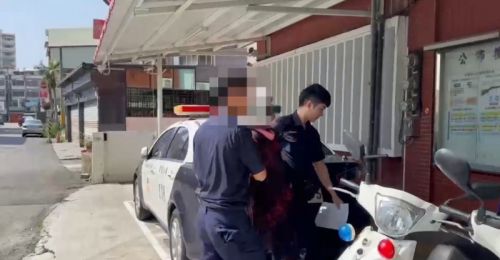 屏東市男子偷拖板車連撞民宅！又縱火遭警方壓制逮捕