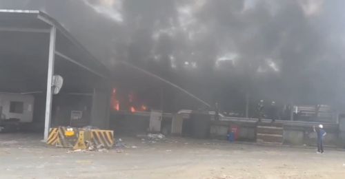 屏東枋寮工廠火警！橡膠裂解爐起火燃燒　消防出動13車搶救