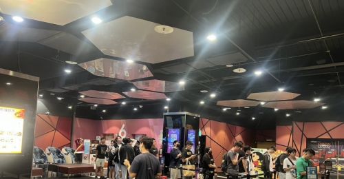 《鏈鋸人》海報開搶！屏東環球排隊人潮從影城排到門口