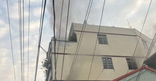 屏東市金城街今晨火警！夫妻受困屋頂待援　消防平安將人救出