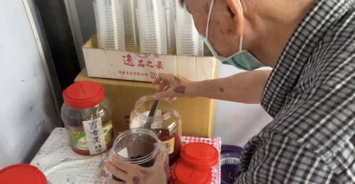 屏東萬巒驚見自助式手搖飲！一杯20元想加什麼自己來