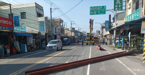 屏東崁頂曳引車鋼構滑落！砸壞民宅前水泥墩 所幸無人傷