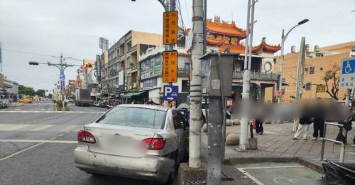 影音》屏東東港轎車往後直直撞！竟又開去撞燈桿　四部機車被波及
