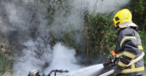 屏東小琉球電動機車起火！燒到只剩骨架「消防急滅火」