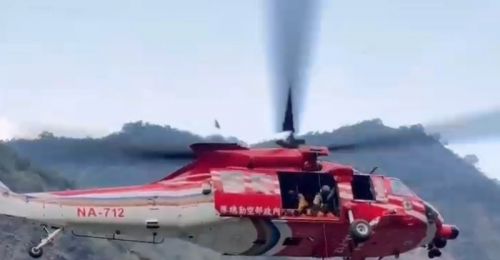 疑落石砸水花推人！屏東獅王瀑布3人受傷　空勤吊掛救援