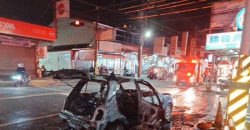 屏科大前火燒車！蒸小籠包不慎引燃愛車　火勢撲滅無人傷亡
