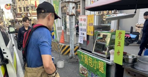 屏東九如男遛緬甸蟒突遭纏頸！窒息摔倒撞頭部受傷送醫