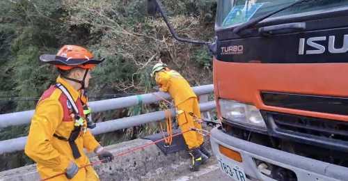 屏東霧台8旬騎士疑自撞墜橋下！送醫搶救後宣告不治