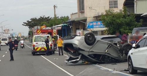 疑迎曙光疲勞駕駛？回屏東途中自撞翻覆　波及3車、4人送醫