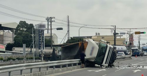 屏東雙園大橋砂石車翻覆！車輛橫躺路面1人送醫　現場交管清理中