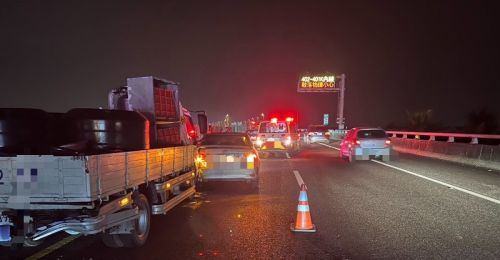 快訊》國道3號長治路段傳出多車事故！小貨車駕駛受困受傷送醫