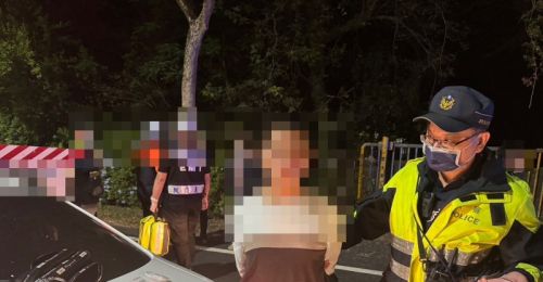 屏東內埔拒檢車跑給警追！撞上停等紅燈車　被逮還搜出毒品