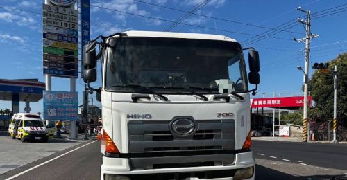 影音》屏東市驚險事故！大貨車撞機車後向前推行 騎士多處挫傷送醫