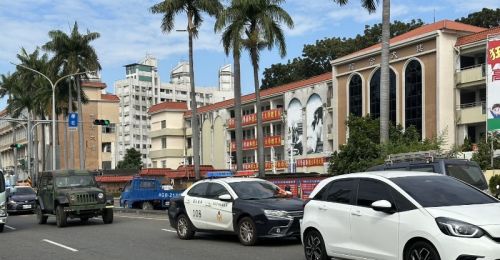 屏東市軍車、轎車撞後照鏡！後方車閃避再擦撞另一部軍車