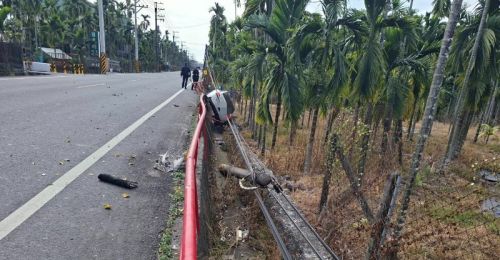 屏東內埔自撞事故！進口車撞上電線桿 整部車橫躺進水溝