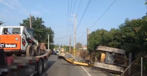 屏東萬巒嚴重事故！大貨車過彎怪手翻覆　壓到騎士傷重不治