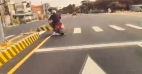 恆春街頭驚險對峙！闖紅燈男突掏武士刀　警方合力壓制逮人