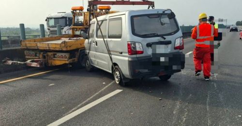 國3屏東北向394.5公里事故！車輛疑左後輪爆胎失控翻覆