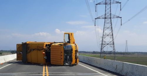 往崁頂焚化爐高架橋事故！垃圾車撞護欄翻覆 駕駛、乘客送醫　