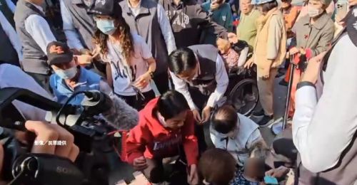 屏東南州發福袋驚見小插曲！年長婦人暈倒賴總統化身醫師