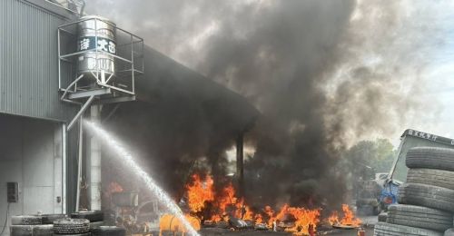 快訊》屏東長治汽車回收場傳火警！廢油桶燃燒黑煙直竄天際　火勢已撲滅
