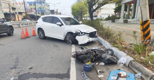 屏東東港汽車與機車碰撞！再撞前方電線桿　騎士受傷送醫
