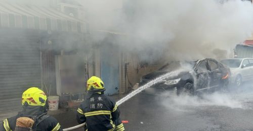 屏東市汽車不明原因起火！車內駕駛逃出　全身燒燙傷送醫