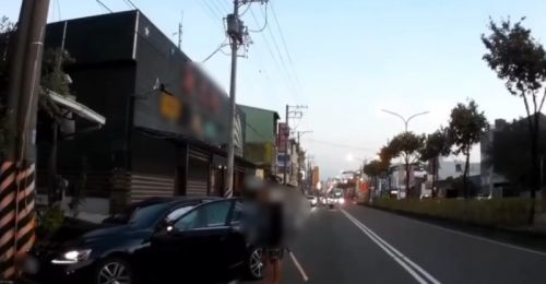 屏東市清晨驚見詭異行徑！男子毒駕自撞電線桿　丟刀後又拿球棒猛砸自己車