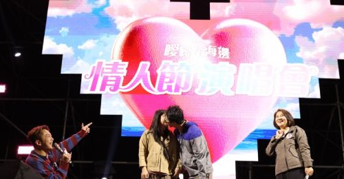 枋寮情人節甜度爆表！情侶台上親吻抱走3萬對鍊　無人機、煙火點亮夜空