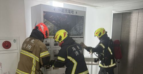 屏東總圖3樓充電櫃冒煙！館方疏散民眾後自行撲滅　目前已恢復營運