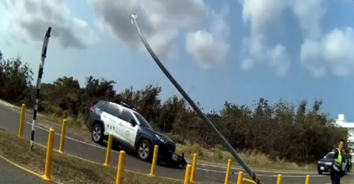 屏東車城警車疑爆胎自撞！路燈遭撞毀斜一邊　員警輕傷送醫