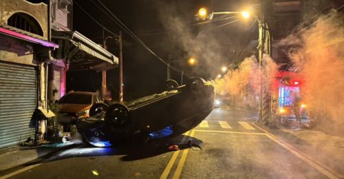 屏東九如路口事故！轎車疑遭撞翻覆、波及民宅車　肇事責任待釐清