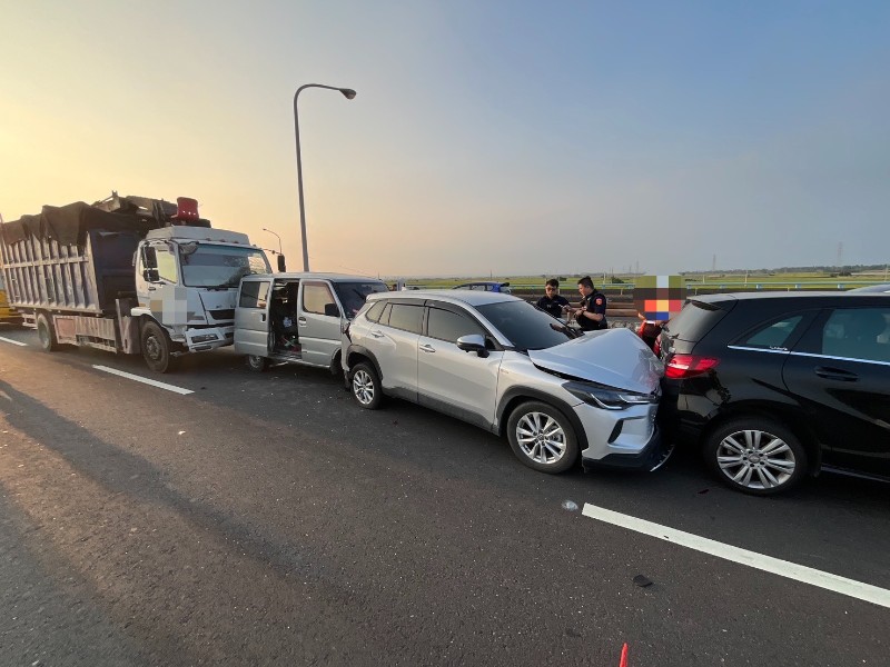 台88線萬丹段傍晚7車追撞！車流一度回堵　3人送醫、2人身體不適