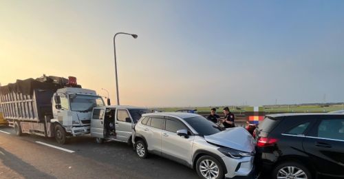 台88線萬丹段7車追撞！傍晚車流一度回堵　5人輕傷送醫