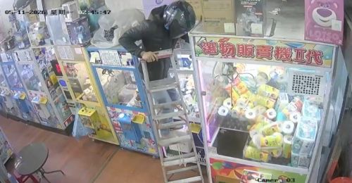 深夜剪監視器偷公仔！屏東多間娃娃機店遭竊　警方埋伏抓到現行犯